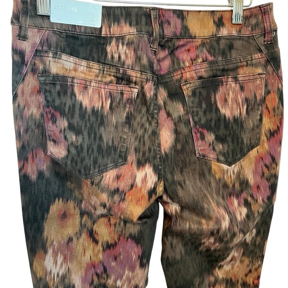 NWT Chico's Platinum Jegging Pants with Floral Design - Picture 5 of 5